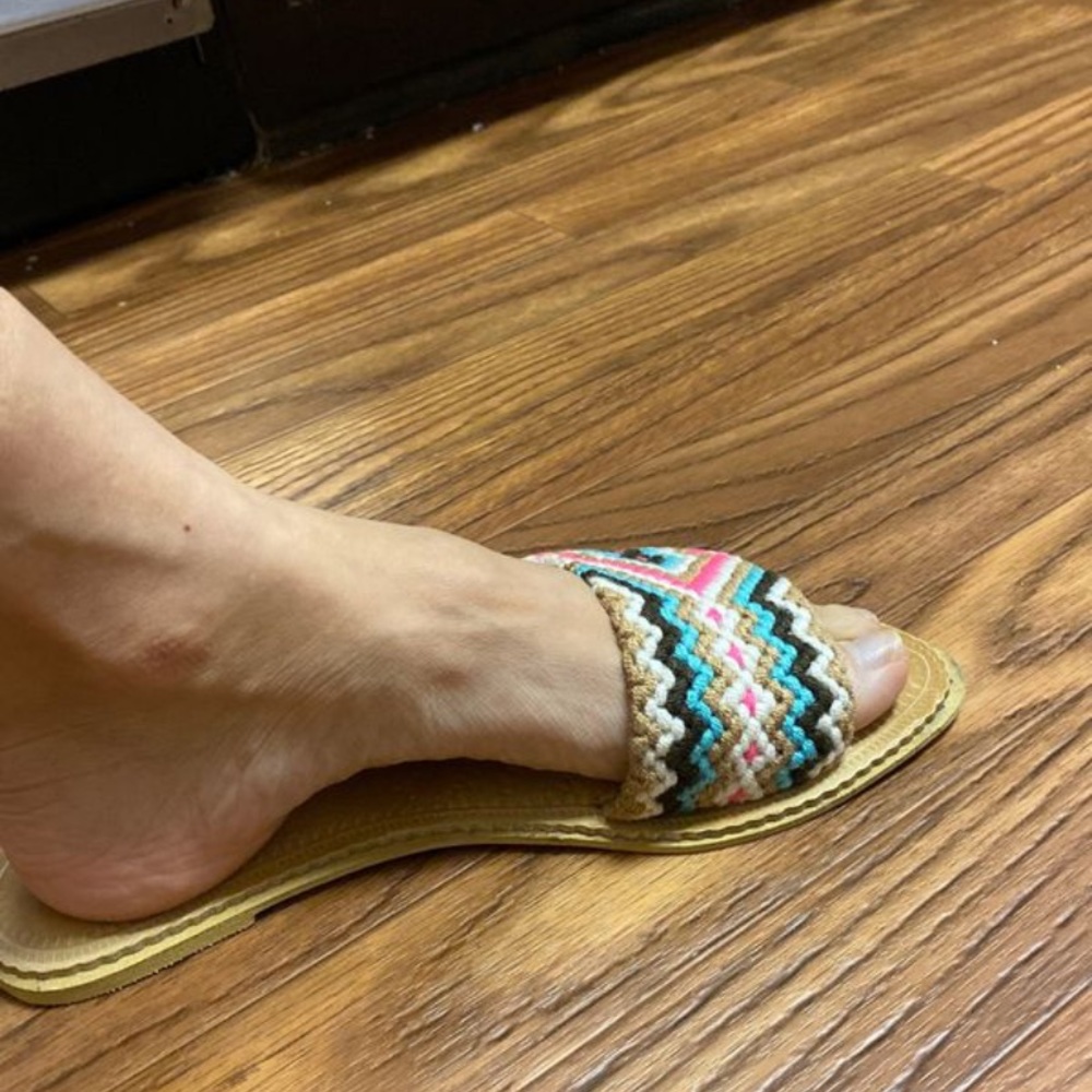Flat sandals